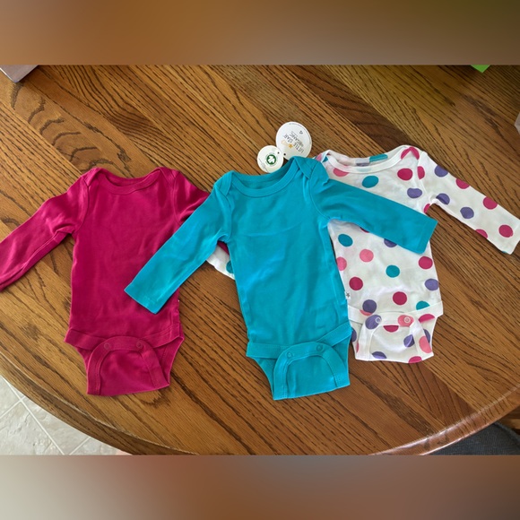 3 NEW organic newborn baby onesies - Picture 1 of 3